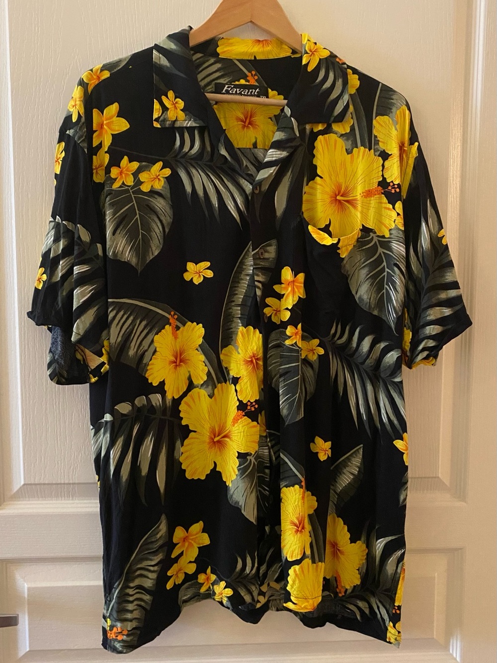 vtg FAVANT Men’s Hawaiian Shirt in Black & Yellow Hibiscus Floral Print - 2XL